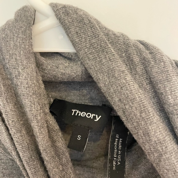 Theory gray short sleeve turtleneck top - Picture 2 of 2